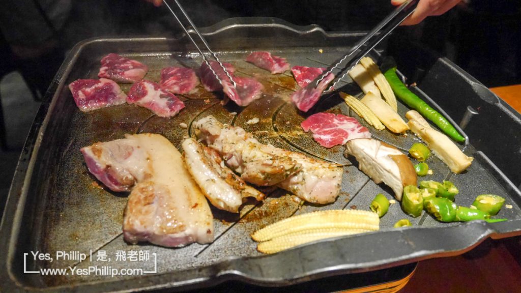 我是飛老師,YesPhillip,台北,東區,韓式烤肉,娘子韓食,市民店,桌邊服務,娘子韓式雙人燒肉,香草雞肉,超厚切豬五花,特選牛肩肉,翼板牛,橫隔膜,翼板牛,肋眼牛,腰內豬排,起司部隊鍋,黃金蜂蜜柚子茶,醃蘿蔔,辣蘿蔔,毛豆,牛蒡