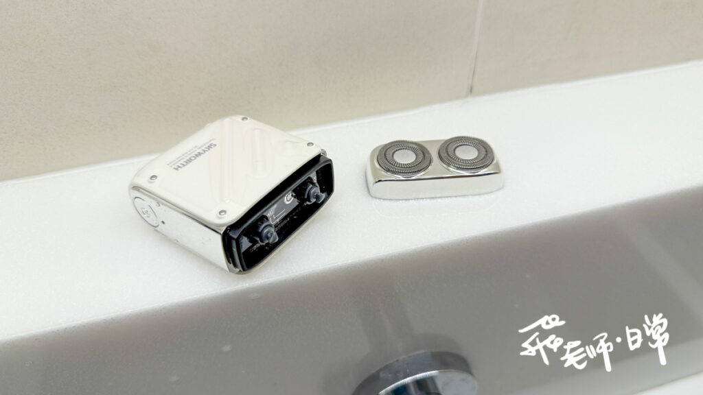 創維行者雙刀頭電動刮鬍刀,行李箱造型,輕巧好攜帶,雙環雙頭浮動刀網,夏日清爽選擇,整機可水洗,享保固一年
