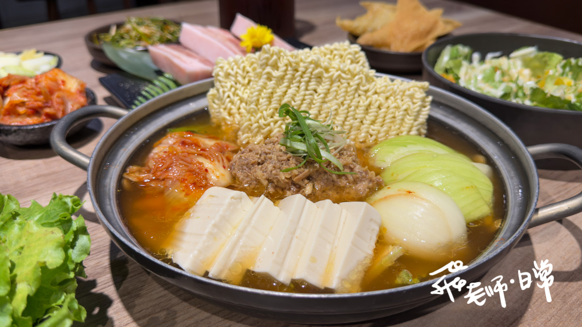 台北韓式烤肉推薦,台北松區韓式料理,韓式烤腸推薦,韓式料理必吃,韓式烤肉餐廳,台北烤腸美食,水番日韓製作所,半半烤腸套餐,台北豬五花推薦,韓式桌邊代烤,金槍魚泡菜鍋,韓劇同款美食,松山區韓式餐廳,韓式小菜續加,韓式沙拉推薦,韓式烤腸炒飯,韓式霜煎餅,小巨蛋韓式料理,韓式燒肉推薦,韓式聚餐首選