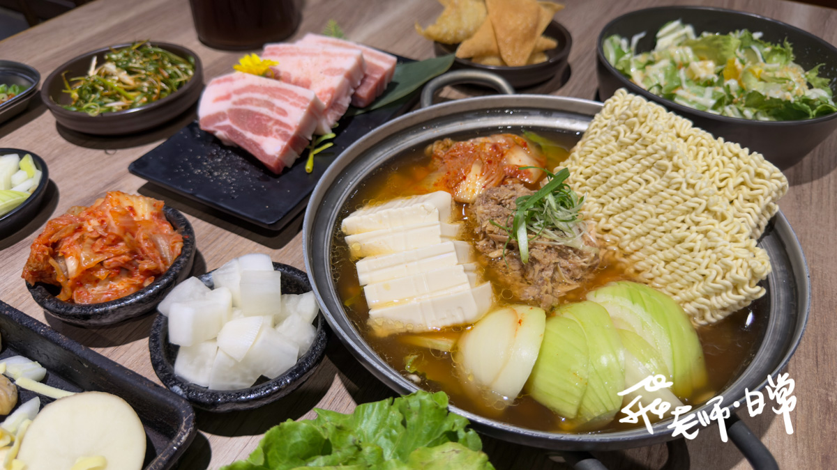 台北韓式烤肉推薦,台北松區韓式料理,韓式烤腸推薦,韓式料理必吃,韓式烤肉餐廳,台北烤腸美食,水番日韓製作所,半半烤腸套餐,台北豬五花推薦,韓式桌邊代烤,金槍魚泡菜鍋,韓劇同款美食,松山區韓式餐廳,韓式小菜續加,韓式沙拉推薦,韓式烤腸炒飯,韓式霜煎餅,小巨蛋韓式料理,韓式燒肉推薦,韓式聚餐首選