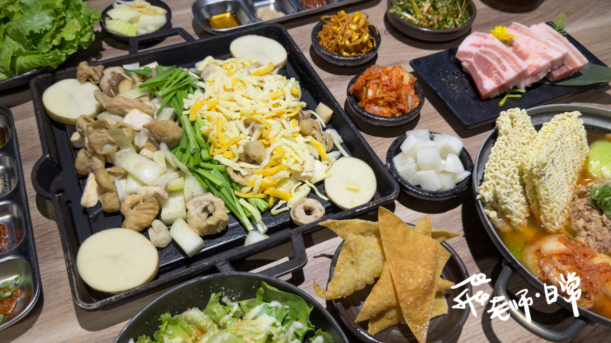 台北韓式烤肉推薦,台北松區韓式料理,韓式烤腸推薦,韓式料理必吃,韓式烤肉餐廳,台北烤腸美食,水番日韓製作所,半半烤腸套餐,台北豬五花推薦,韓式桌邊代烤,金槍魚泡菜鍋,韓劇同款美食,松山區韓式餐廳,韓式小菜續加,韓式沙拉推薦,韓式烤腸炒飯,韓式霜煎餅,小巨蛋韓式料理,韓式燒肉推薦,韓式聚餐首選