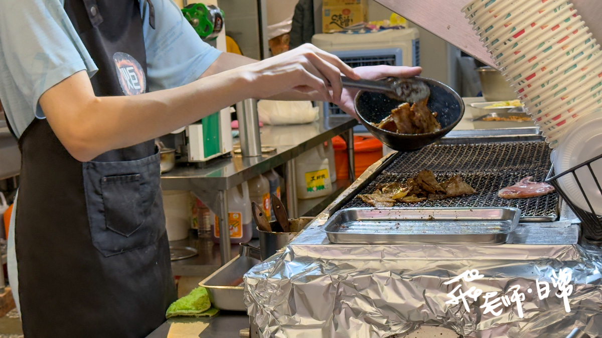 炬日式烤肉飯評價,炬日式烤肉飯好吃嗎,炬日式烤肉飯內用,便當外帶推薦,外食族平價便當分享,辦公室訂餐首選,網友推薦盒餐,北部連鎖便當店,日式丼飯分享,會議便當推薦,上班族外帶便當,高CP值商業午餐心得,丼飯,雙響丼,精緻盒餐,超值雙拼飯,鹽蔥,泡菜,泰式,麻辣,蝦味魚子,新北市板橋區四維路,在地美食推薦,便當推薦,商業午餐便當,炬日式烤肉飯,平價美味烤肉飯
