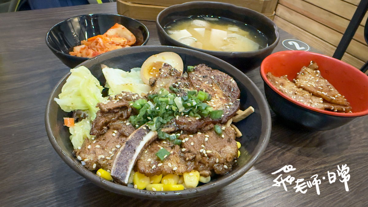 炬日式烤肉飯評價,炬日式烤肉飯好吃嗎,炬日式烤肉飯內用,便當外帶推薦,外食族平價便當分享,辦公室訂餐首選,網友推薦盒餐,北部連鎖便當店,日式丼飯分享,會議便當推薦,上班族外帶便當,高CP值商業午餐心得,丼飯,雙響丼,精緻盒餐,超值雙拼飯,鹽蔥,泡菜,泰式,麻辣,蝦味魚子,新北市板橋區四維路,在地美食推薦,便當推薦,商業午餐便當,炬日式烤肉飯,平價美味烤肉飯