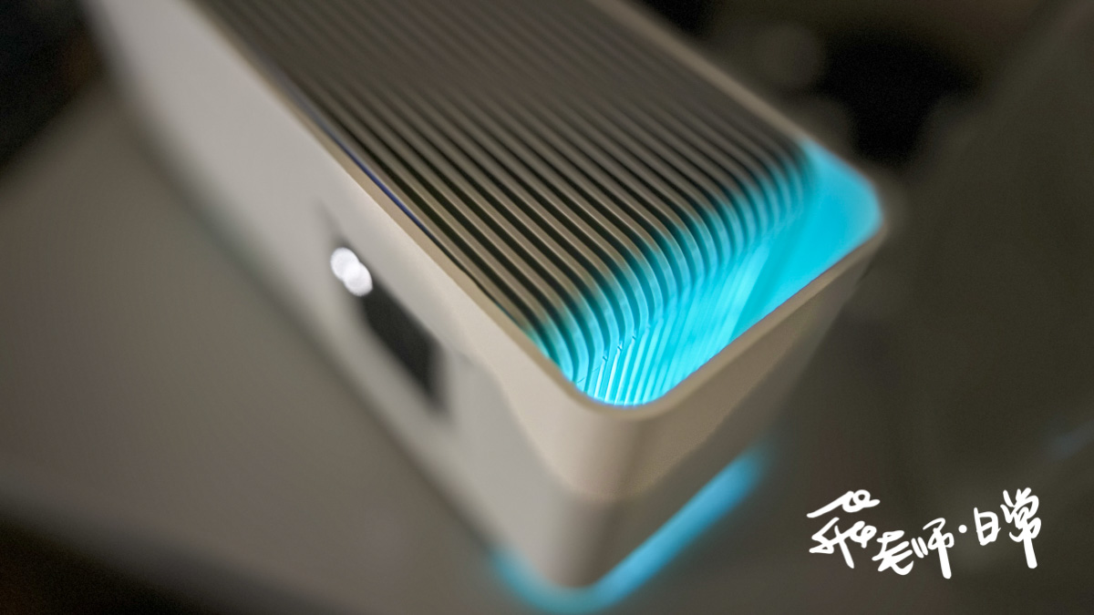 ECOHEAL,ELEV光子除味器評價,PHIT光合離子化技術,ELEV光子除味器心得,ELEV光子除味器有用嗎,ELEV光子除臭評價,光子除味器智商稅,大坪數除臭機開箱,質感清淨機分享,大坪數除臭推薦,除臭方式推薦,寵物異味消除,客廳異味消除,衣櫃異味消除,廁所異味消除,抑菌防黴,ECOHEAL、ELEV光子除味器、大坪數除臭機開箱、質感清淨機分享