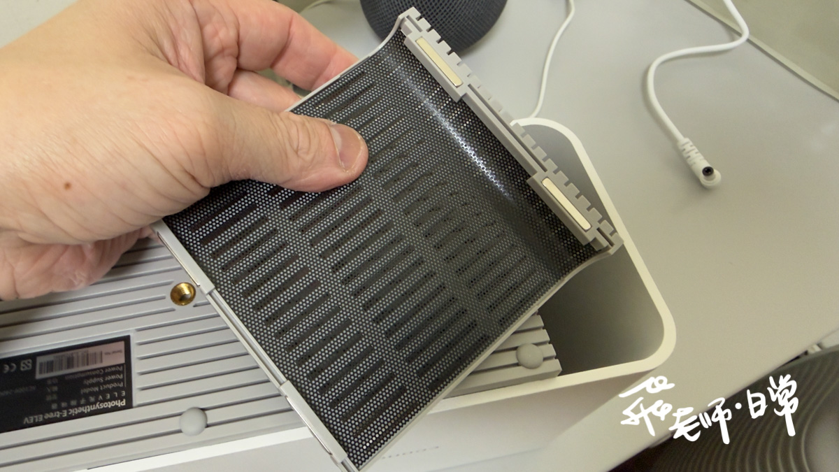 ECOHEAL,ELEV光子除味器評價,PHIT光合離子化技術,ELEV光子除味器心得,ELEV光子除味器有用嗎,ELEV光子除臭評價,光子除味器智商稅,大坪數除臭機開箱,質感清淨機分享,大坪數除臭推薦,除臭方式推薦,寵物異味消除,客廳異味消除,衣櫃異味消除,廁所異味消除,抑菌防黴,ECOHEAL、ELEV光子除味器、大坪數除臭機開箱、質感清淨機分享