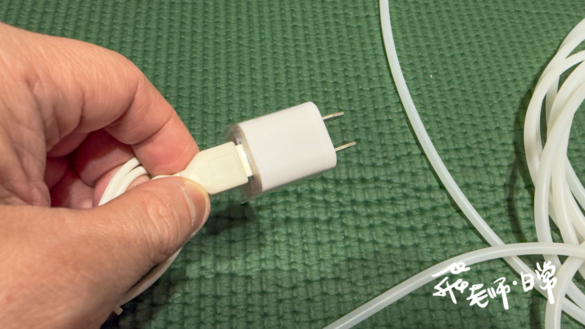 靜岡除濕機微型排水器開箱分享-租屋處也能讓水可往高處排出-安靜無聲解決浴室與冷氣排水困擾