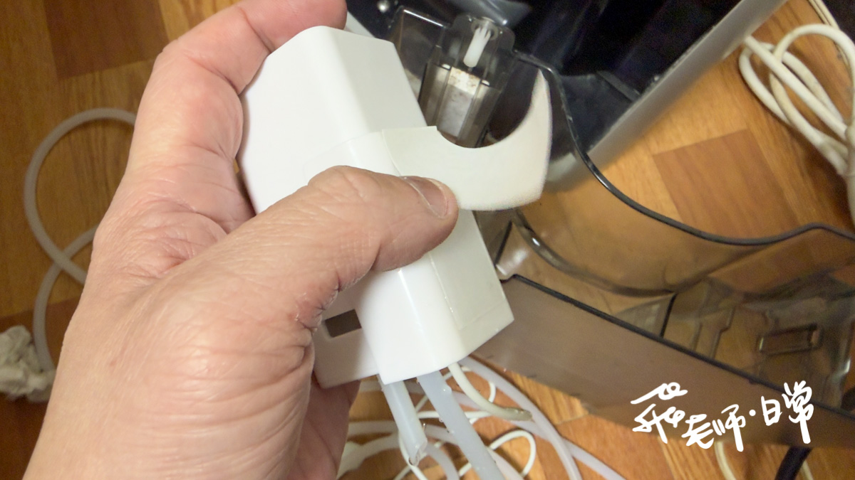 靜岡除濕機微型排水器開箱分享-租屋處也能讓水可往高處排出-安靜無聲解決浴室與冷氣排水困擾