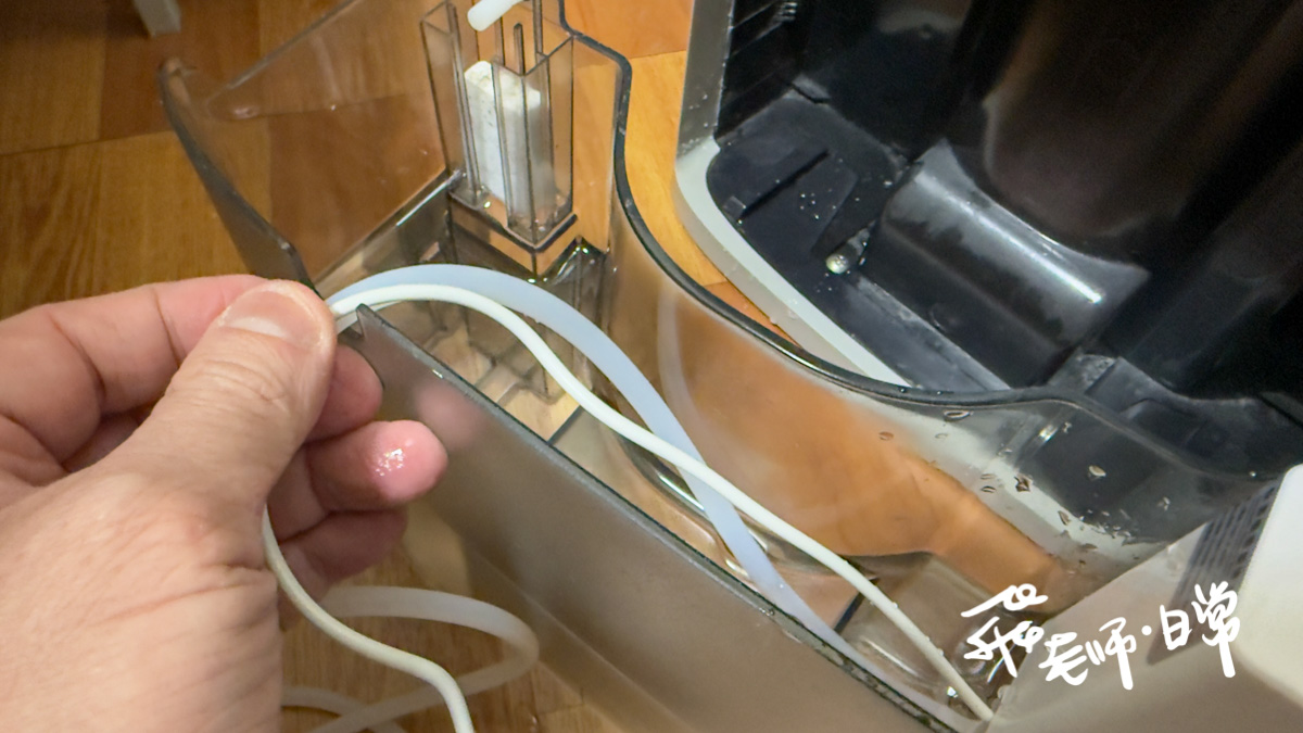 靜岡除濕機微型排水器開箱分享-租屋處也能讓水可往高處排出-安靜無聲解決浴室與冷氣排水困擾