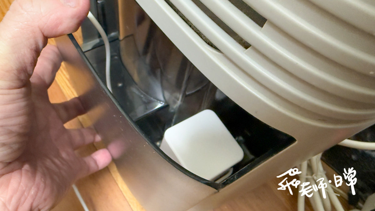 靜岡除濕機微型排水器開箱分享-租屋處也能讓水可往高處排出-安靜無聲解決浴室與冷氣排水困擾