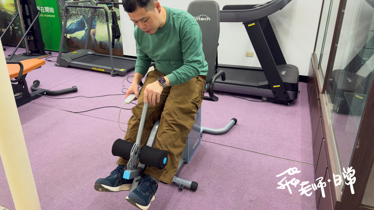 伊麗緹克Elitech樂活電動倒立椅IT-3使用心得分享,推薦給長期久坐腰痠背痛的低頭族,一鍵按壓輕鬆伸展,幫助放鬆超有感,輕鬆伸展不費力,紓緩痠痛多角度倒立機推薦 - 第7張圖 伊麗緹克評價,伊麗緹克倒立機評價,伊麗緹克倒立機好用嗎,居家倒立機推薦,電動倒立椅推薦,頸椎拉伸倒立椅推薦,倒立椅使用心得分享,久坐族倒立機推薦,低頭族倒立機推薦,紓緩痠痛倒立機推薦/多角度倒立機推薦,一鍵按壓倒立機推薦