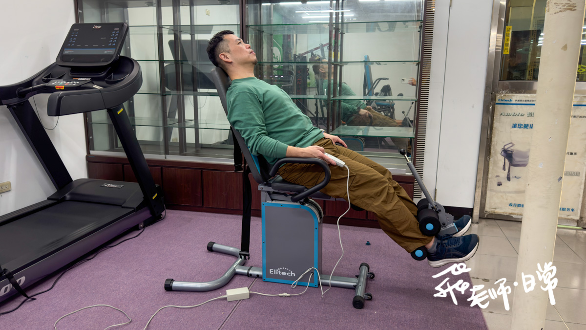 伊麗緹克Elitech樂活電動倒立椅IT-3使用心得分享,推薦給長期久坐腰痠背痛的低頭族,一鍵按壓輕鬆伸展,幫助放鬆超有感,輕鬆伸展不費力,紓緩痠痛多角度倒立機推薦 - 第11張圖 伊麗緹克評價,伊麗緹克倒立機評價,伊麗緹克倒立機好用嗎,居家倒立機推薦,電動倒立椅推薦,頸椎拉伸倒立椅推薦,倒立椅使用心得分享,久坐族倒立機推薦,低頭族倒立機推薦,紓緩痠痛倒立機推薦/多角度倒立機推薦,一鍵按壓倒立機推薦