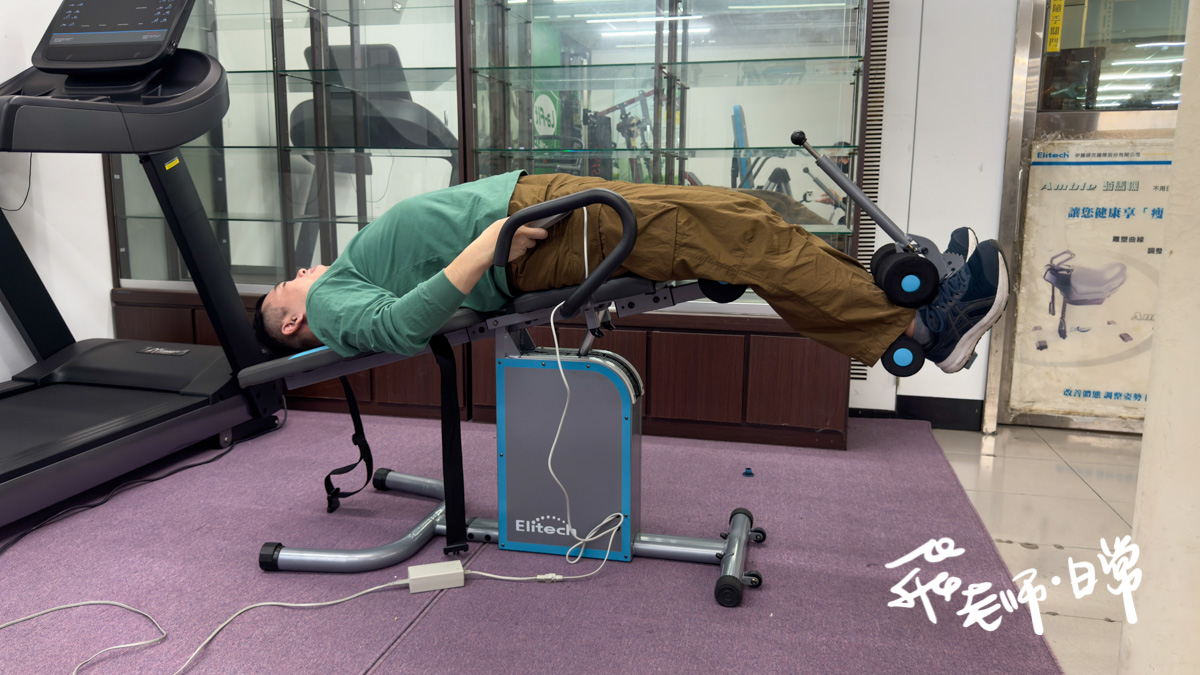 伊麗緹克Elitech樂活電動倒立椅IT-3使用心得分享,推薦給長期久坐腰痠背痛的低頭族,一鍵按壓輕鬆伸展,幫助放鬆超有感,輕鬆伸展不費力,紓緩痠痛多角度倒立機推薦 - 第12張圖 伊麗緹克評價,伊麗緹克倒立機評價,伊麗緹克倒立機好用嗎,居家倒立機推薦,電動倒立椅推薦,頸椎拉伸倒立椅推薦,倒立椅使用心得分享,久坐族倒立機推薦,低頭族倒立機推薦,紓緩痠痛倒立機推薦/多角度倒立機推薦,一鍵按壓倒立機推薦