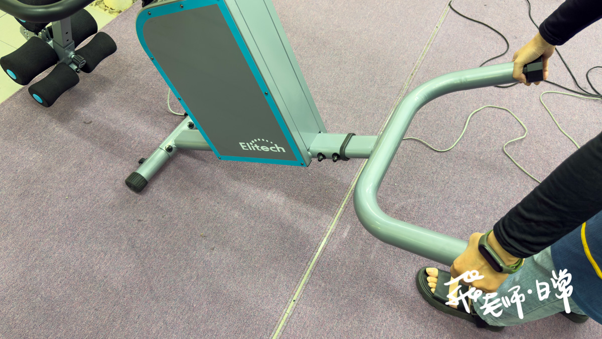 伊麗緹克Elitech樂活電動倒立椅IT-3使用心得分享,推薦給長期久坐腰痠背痛的低頭族,一鍵按壓輕鬆伸展,幫助放鬆超有感,輕鬆伸展不費力,紓緩痠痛多角度倒立機推薦 - 第6張圖 伊麗緹克評價,伊麗緹克倒立機評價,伊麗緹克倒立機好用嗎,居家倒立機推薦,電動倒立椅推薦,頸椎拉伸倒立椅推薦,倒立椅使用心得分享,久坐族倒立機推薦,低頭族倒立機推薦,紓緩痠痛倒立機推薦/多角度倒立機推薦,一鍵按壓倒立機推薦