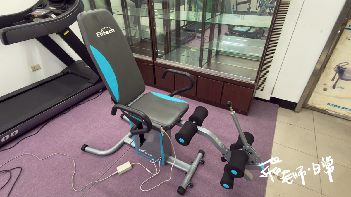 伊麗緹克Elitech樂活電動倒立椅IT-3使用心得分享,推薦給長期久坐腰痠背痛的低頭族,一鍵按壓輕鬆伸展,幫助放鬆超有感,輕鬆伸展不費力,紓緩痠痛多角度倒立機推薦 - 第1張圖 伊麗緹克評價,伊麗緹克倒立機評價,伊麗緹克倒立機好用嗎,居家倒立機推薦,電動倒立椅推薦,頸椎拉伸倒立椅推薦,倒立椅使用心得分享,久坐族倒立機推薦,低頭族倒立機推薦,紓緩痠痛倒立機推薦/多角度倒立機推薦,一鍵按壓倒立機推薦